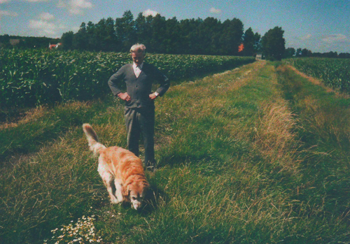 Maarten en hond Daisy op de oude aanvoerweg naar hun voormalige boerderij